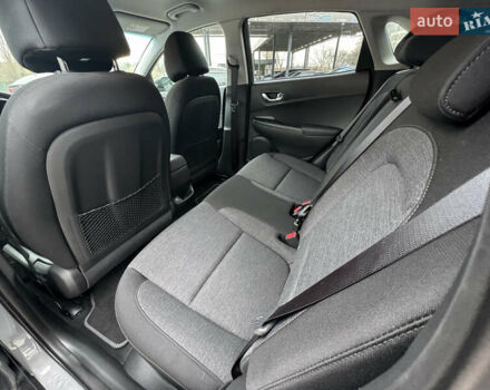 Серый Хендай Kona Electric, объемом двигателя 0 л и пробегом 65 тыс. км за 17999 $, фото 35 на Automoto.ua
