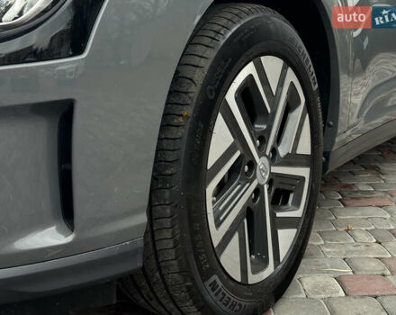Серый Хендай Kona Electric, объемом двигателя 0 л и пробегом 65 тыс. км за 17999 $, фото 15 на Automoto.ua