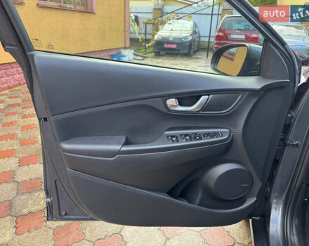Серый Хендай Kona Electric, объемом двигателя 0 л и пробегом 77 тыс. км за 15999 $, фото 11 на Automoto.ua