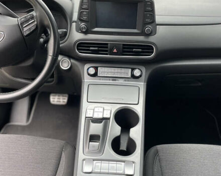 Серый Хендай Kona Electric, объемом двигателя 0 л и пробегом 47 тыс. км за 15950 $, фото 26 на Automoto.ua