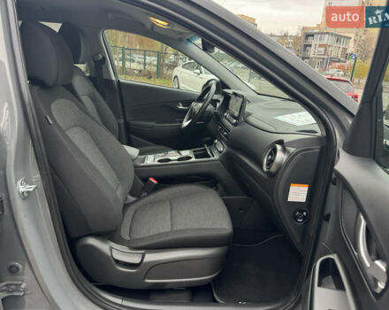 Серый Хендай Kona Electric, объемом двигателя 0 л и пробегом 65 тыс. км за 17999 $, фото 2 на Automoto.ua