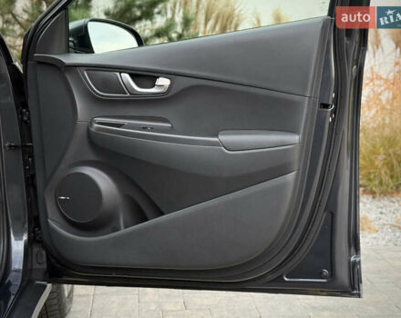 Серый Хендай Kona Electric, объемом двигателя 0 л и пробегом 87 тыс. км за 19552 $, фото 80 на Automoto.ua