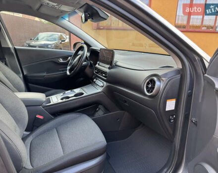 Серый Хендай Kona Electric, объемом двигателя 0 л и пробегом 77 тыс. км за 15999 $, фото 69 на Automoto.ua