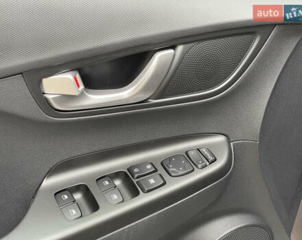 Серый Хендай Kona Electric, объемом двигателя 0 л и пробегом 48 тыс. км за 17390 $, фото 10 на Automoto.ua