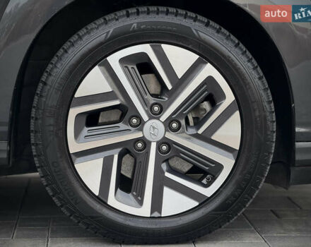 Серый Хендай Kona Electric, объемом двигателя 0 л и пробегом 87 тыс. км за 19552 $, фото 53 на Automoto.ua