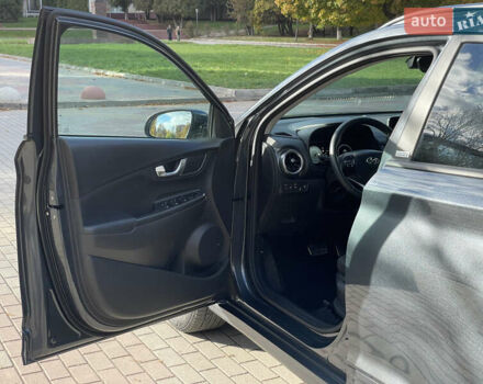 Серый Хендай Kona Electric, объемом двигателя 0 л и пробегом 48 тыс. км за 17390 $, фото 9 на Automoto.ua