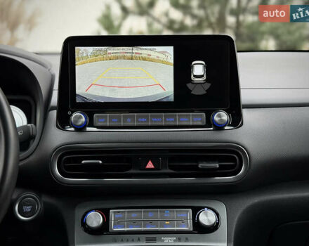 Серый Хендай Kona Electric, объемом двигателя 0 л и пробегом 87 тыс. км за 19552 $, фото 95 на Automoto.ua