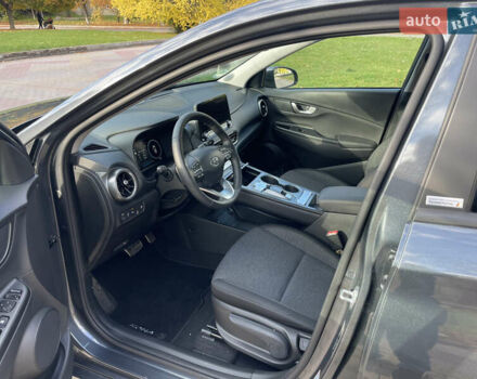 Серый Хендай Kona Electric, объемом двигателя 0 л и пробегом 48 тыс. км за 17390 $, фото 12 на Automoto.ua