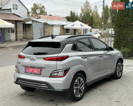 Серый Хендай Kona Electric, объемом двигателя 0 л и пробегом 63 тыс. км за 18450 $, фото 3 на Automoto.ua