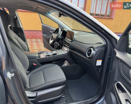 Серый Хендай Kona Electric, объемом двигателя 0 л и пробегом 77 тыс. км за 15999 $, фото 18 на Automoto.ua
