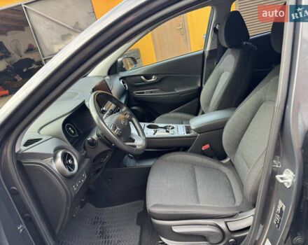 Серый Хендай Kona Electric, объемом двигателя 0 л и пробегом 77 тыс. км за 15999 $, фото 14 на Automoto.ua