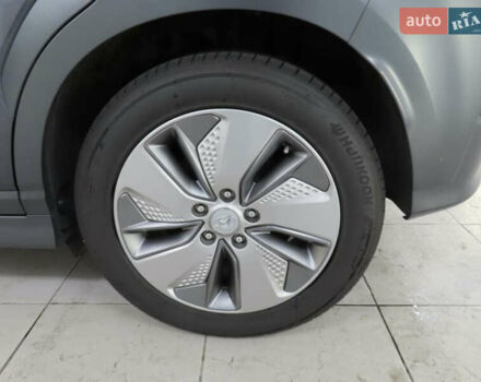 Серый Хендай Kona Electric, объемом двигателя 0 л и пробегом 130 тыс. км за 17950 $, фото 6 на Automoto.ua