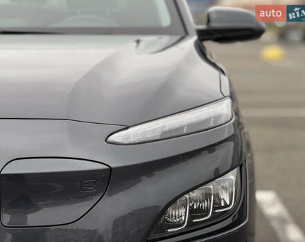 Серый Хендай Kona Electric, объемом двигателя 0 л и пробегом 50 тыс. км за 18500 $, фото 24 на Automoto.ua
