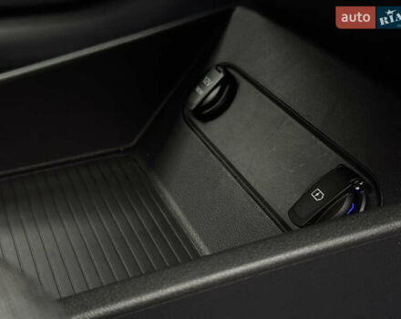 Серый Хендай Kona Electric, объемом двигателя 0 л и пробегом 50 тыс. км за 18500 $, фото 44 на Automoto.ua