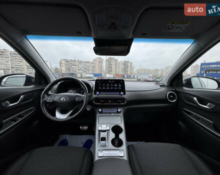 Серый Хендай Kona Electric, объемом двигателя 0 л и пробегом 50 тыс. км за 18500 $, фото 2 на Automoto.ua