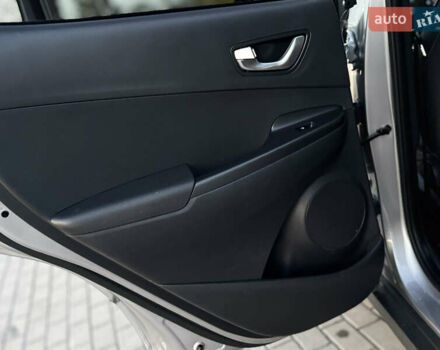 Серый Хендай Kona Electric, объемом двигателя 0 л и пробегом 80 тыс. км за 20700 $, фото 80 на Automoto.ua