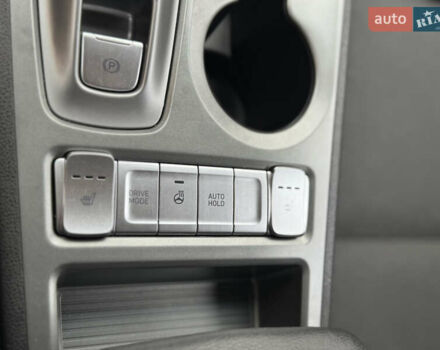 Серый Хендай Kona Electric, объемом двигателя 0 л и пробегом 112 тыс. км за 18499 $, фото 50 на Automoto.ua