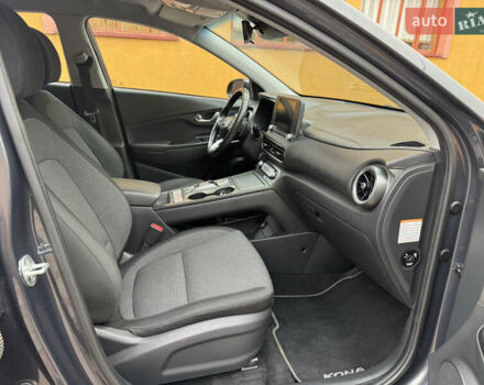 Серый Хендай Kona Electric, объемом двигателя 0 л и пробегом 112 тыс. км за 18499 $, фото 33 на Automoto.ua