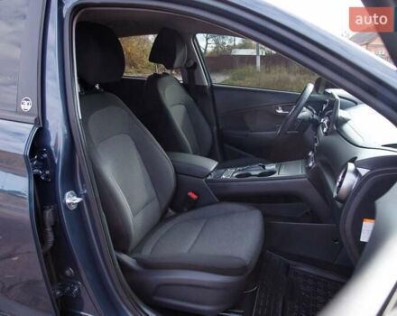 Серый Хендай Kona Electric, объемом двигателя 0 л и пробегом 46 тыс. км за 17950 $, фото 60 на Automoto.ua