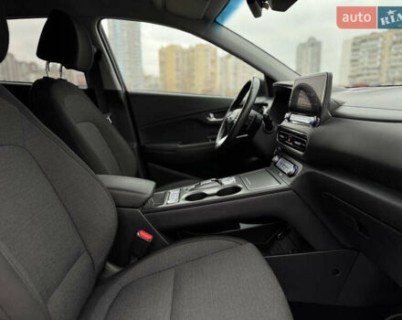 Серый Хендай Kona Electric, объемом двигателя 0 л и пробегом 50 тыс. км за 18500 $, фото 36 на Automoto.ua