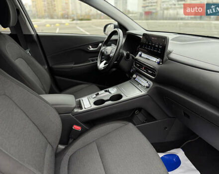 Серый Хендай Kona Electric, объемом двигателя 0 л и пробегом 50 тыс. км за 18500 $, фото 38 на Automoto.ua