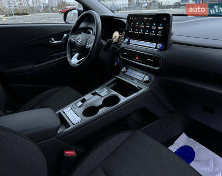 Сірий Хендай Kona Electric, об'ємом двигуна 0 л та пробігом 55 тис. км за 18500 $, фото 39 на Automoto.ua