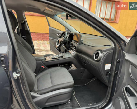 Серый Хендай Kona Electric, объемом двигателя 0 л и пробегом 112 тыс. км за 18999 $, фото 18 на Automoto.ua