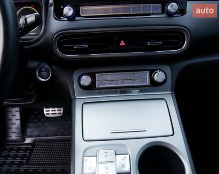 Серый Хендай Kona Electric, объемом двигателя 0 л и пробегом 46 тыс. км за 17950 $, фото 51 на Automoto.ua