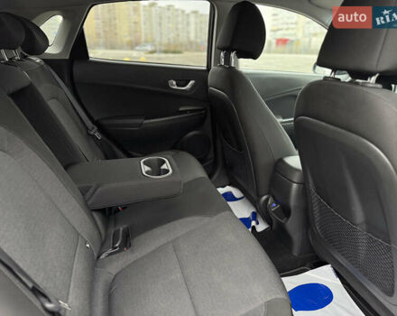 Серый Хендай Kona Electric, объемом двигателя 0 л и пробегом 50 тыс. км за 18500 $, фото 48 на Automoto.ua
