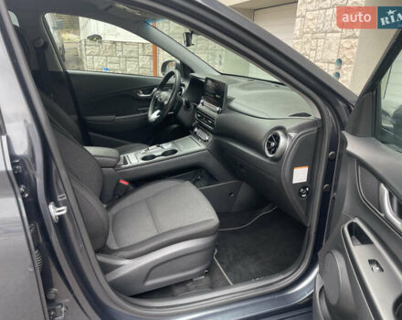 Серый Хендай Kona Electric, объемом двигателя 0 л и пробегом 57 тыс. км за 16790 $, фото 20 на Automoto.ua