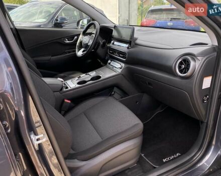 Серый Хендай Kona Electric, объемом двигателя 0 л и пробегом 115 тыс. км за 20600 $, фото 69 на Automoto.ua