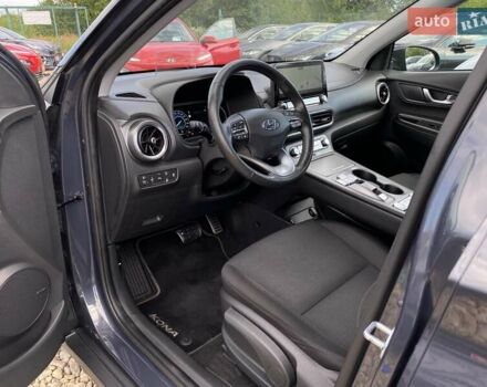 Серый Хендай Kona Electric, объемом двигателя 0 л и пробегом 115 тыс. км за 20600 $, фото 3 на Automoto.ua