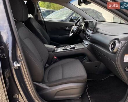 Серый Хендай Kona Electric, объемом двигателя 0 л и пробегом 115 тыс. км за 20600 $, фото 70 на Automoto.ua