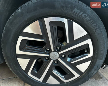 Серый Хендай Kona Electric, объемом двигателя 0 л и пробегом 55 тыс. км за 23500 $, фото 23 на Automoto.ua