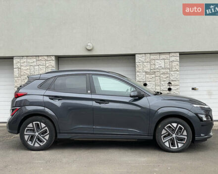 Серый Хендай Kona Electric, объемом двигателя 0 л и пробегом 57 тыс. км за 16790 $, фото 3 на Automoto.ua