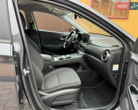 Серый Хендай Kona Electric, объемом двигателя 0 л и пробегом 112 тыс. км за 18499 $, фото 60 на Automoto.ua