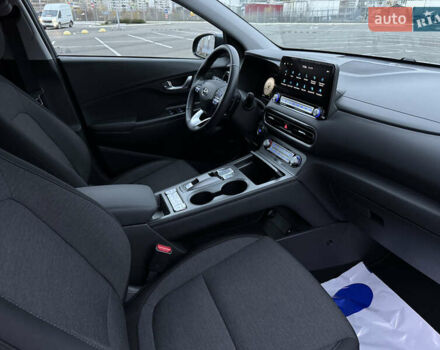 Сірий Хендай Kona Electric, об'ємом двигуна 0 л та пробігом 55 тис. км за 18500 $, фото 33 на Automoto.ua