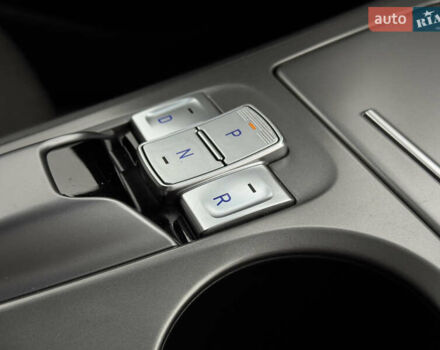 Серый Хендай Kona Electric, объемом двигателя 0 л и пробегом 50 тыс. км за 18500 $, фото 40 на Automoto.ua