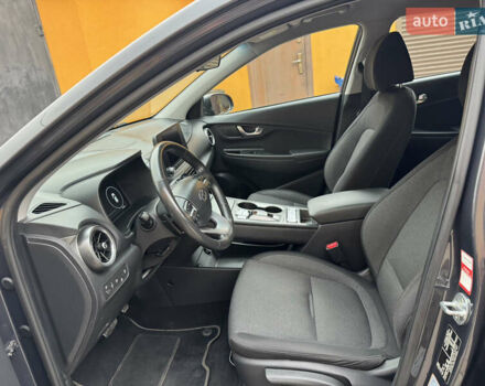 Серый Хендай Kona Electric, объемом двигателя 0 л и пробегом 112 тыс. км за 18499 $, фото 13 на Automoto.ua