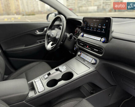 Серый Хендай Kona Electric, объемом двигателя 0 л и пробегом 50 тыс. км за 18500 $, фото 37 на Automoto.ua