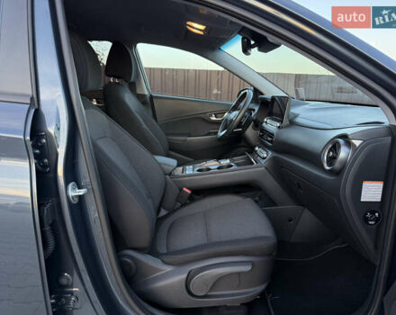 Сірий Хендай Kona Electric, об'ємом двигуна 0 л та пробігом 41 тис. км за 18650 $, фото 35 на Automoto.ua