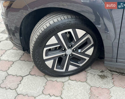 Серый Хендай Kona Electric, объемом двигателя 0 л и пробегом 112 тыс. км за 18499 $, фото 54 на Automoto.ua