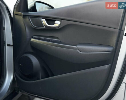 Серый Хендай Kona Electric, объемом двигателя 0 л и пробегом 80 тыс. км за 20700 $, фото 59 на Automoto.ua