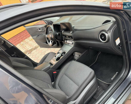 Серый Хендай Kona Electric, объемом двигателя 0 л и пробегом 112 тыс. км за 18499 $, фото 19 на Automoto.ua