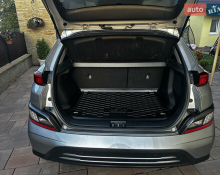 Серый Хендай Kona Electric, объемом двигателя 0 л и пробегом 55 тыс. км за 23500 $, фото 22 на Automoto.ua