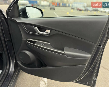 Серый Хендай Kona Electric, объемом двигателя 0 л и пробегом 50 тыс. км за 18500 $, фото 46 на Automoto.ua