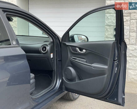 Серый Хендай Kona Electric, объемом двигателя 0 л и пробегом 57 тыс. км за 16790 $, фото 19 на Automoto.ua