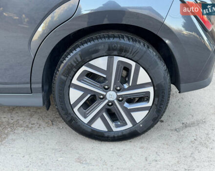 Серый Хендай Kona Electric, объемом двигателя 0 л и пробегом 55 тыс. км за 15999 $, фото 10 на Automoto.ua