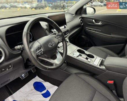 Серый Хендай Kona Electric, объемом двигателя 0 л и пробегом 50 тыс. км за 18500 $, фото 31 на Automoto.ua