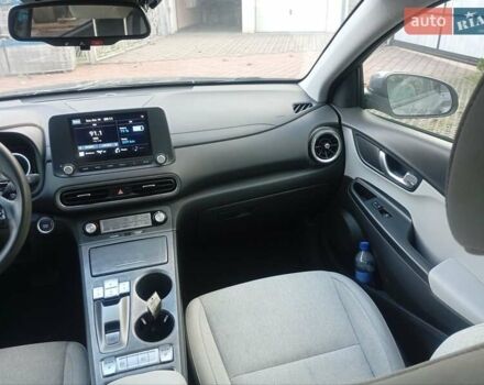 Серый Хендай Kona Electric, объемом двигателя 0 л и пробегом 76 тыс. км за 16000 $, фото 7 на Automoto.ua